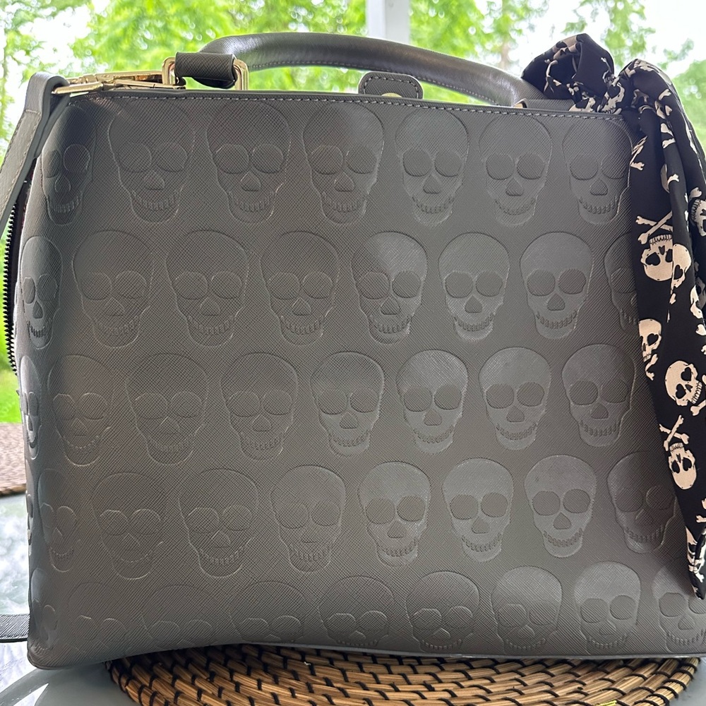 Betsey Johnson 🎀 Skull Tote ☠️